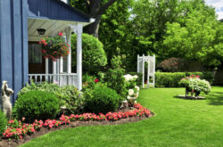 Comment aménager un beau jardin devant la maison de vos propres mains. Idées, photos