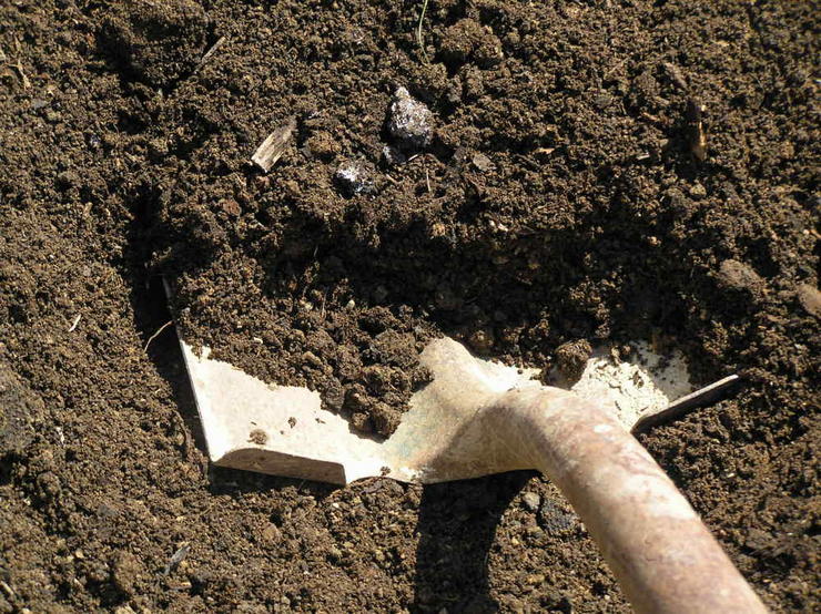 Le creusement est également nécessaire pour introduire divers pansements dans le sol.
