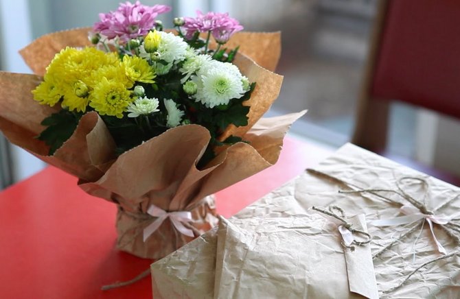 Vad man ska ge en blomsterhandlare: presentidéer