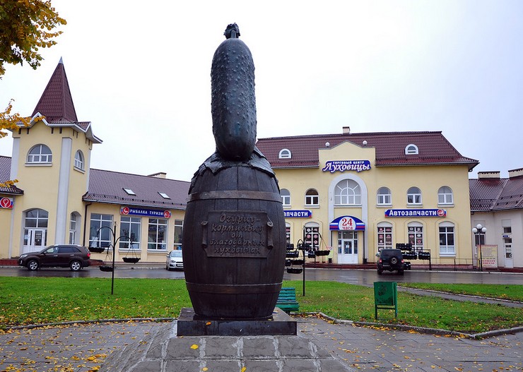 Tugu untuk timun